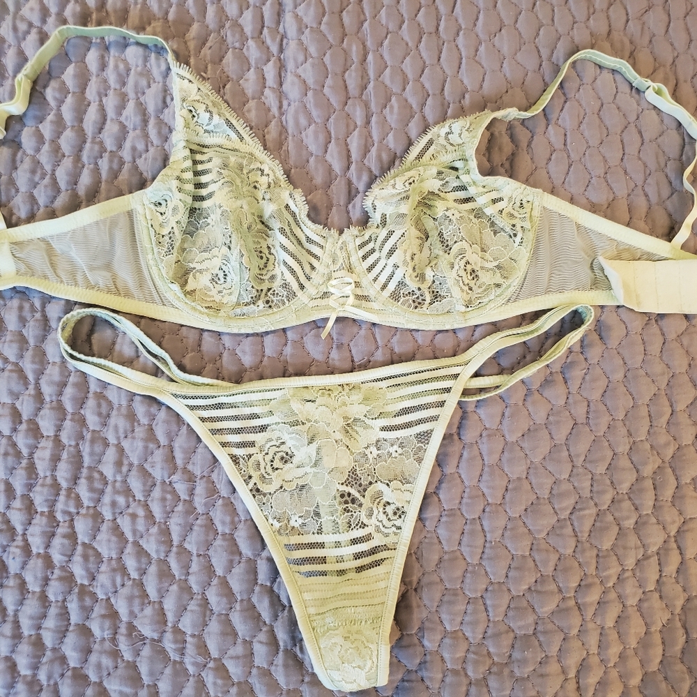 La Perla light green lace bra (34C) and thong set